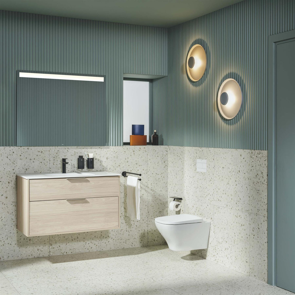 Roca Wall Hung Toilet Roca Optica Wall Hung Rimless Toilet with Soft Close Seat